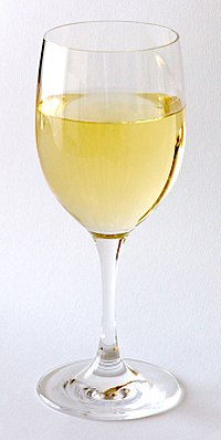 WHITE WINE MIX WITH MINERAL WATER