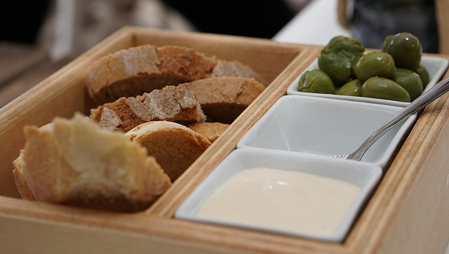 ALIOLI WITH BREAD AND OLIVES