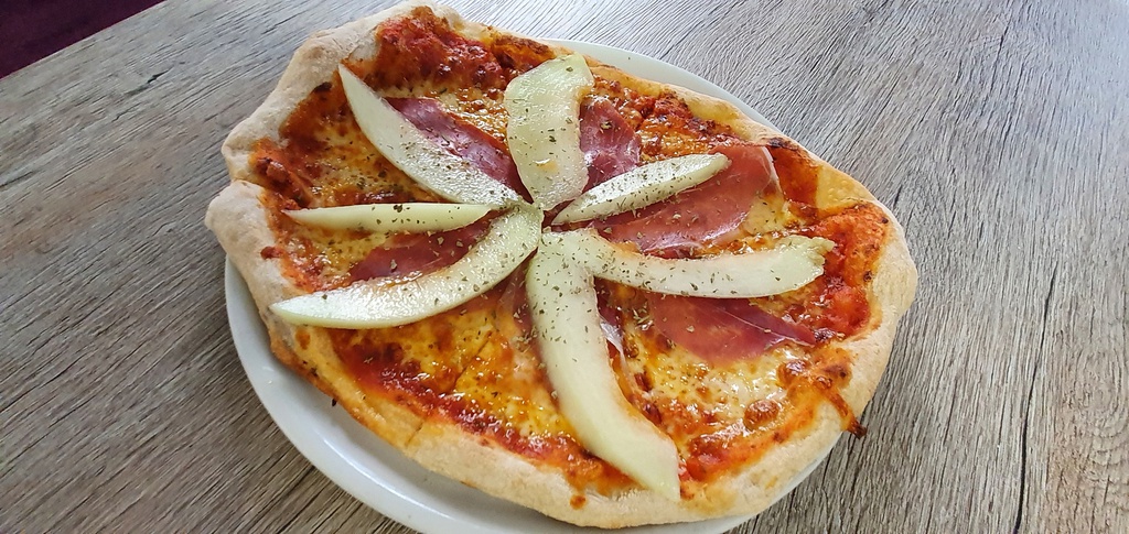 PIZZA MELON AND SERRANO HAM