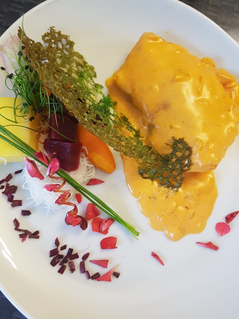 *LOIN OF SALMON WITH AROMA OF CAVA AND DILL