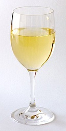 WHITE WINE MIX WITH MINERAL WATER