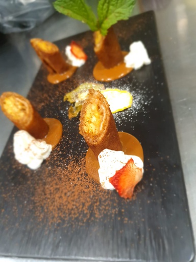 BANANA ROLL WITH TEMPURA, TOFFE AND STAWBERRYS
