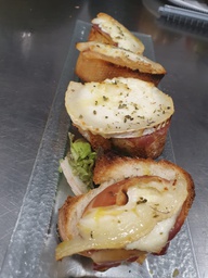 TOAST WITH GOAT CHEESE AND HAM